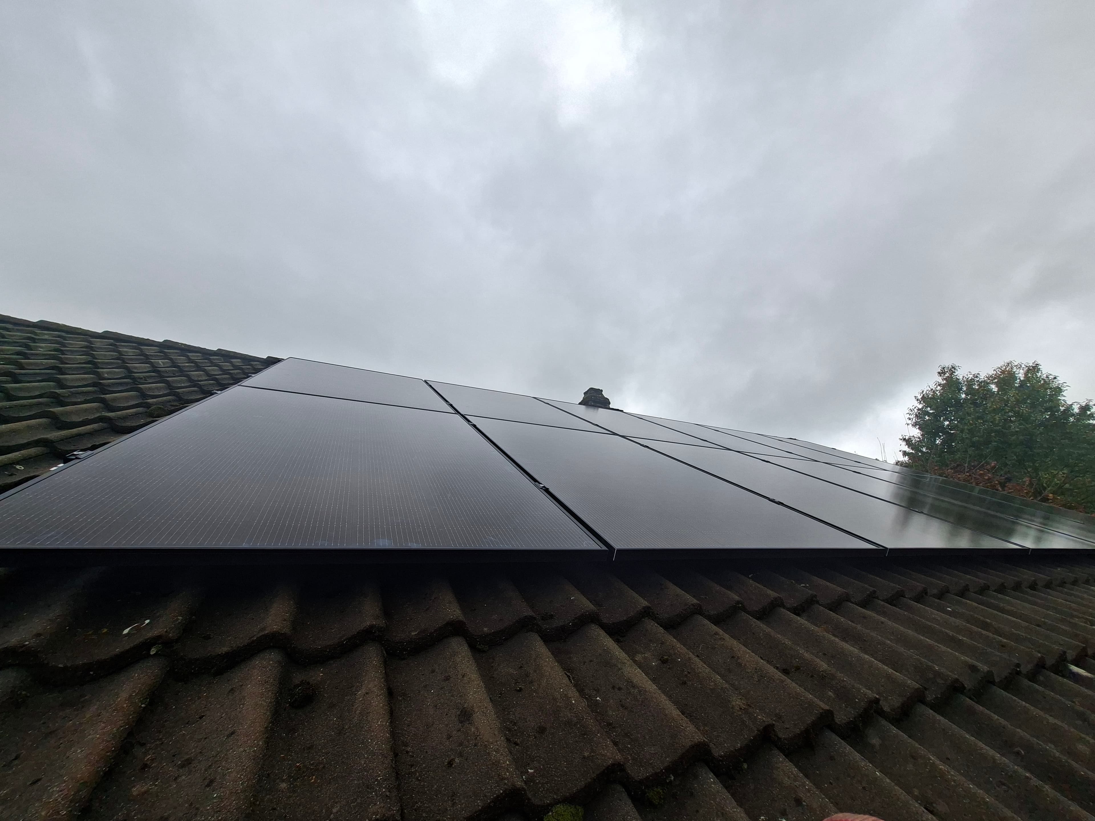 Panneaux photovoltaiques installes sur une toiture.
