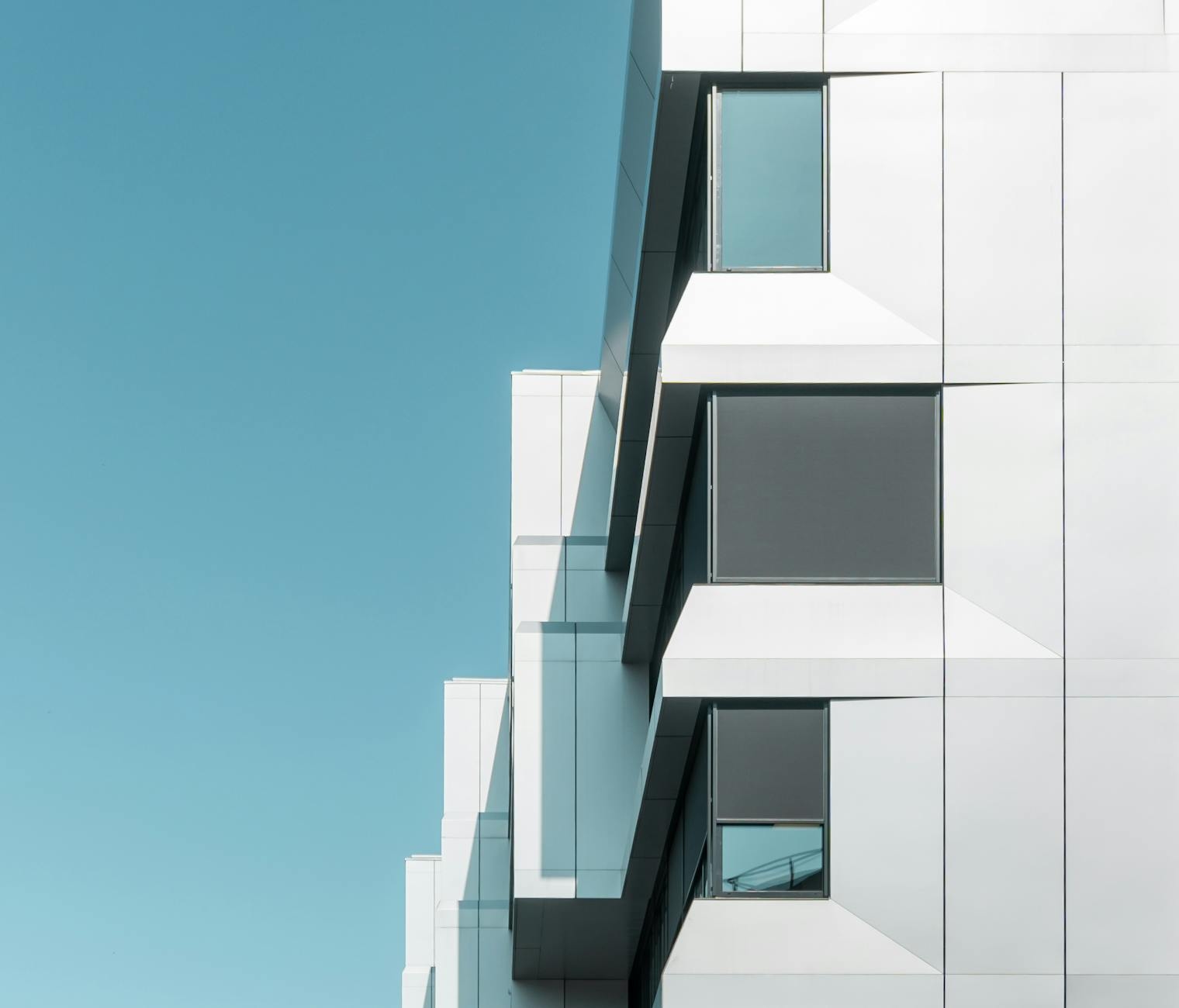 Façade moderne contre un ciel bleu.